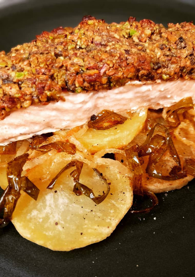 Una foto de Salmón con costra de pistachos y patatas a lo pobre