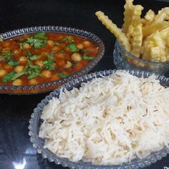 A picture of Channay shorba with zeera rice.