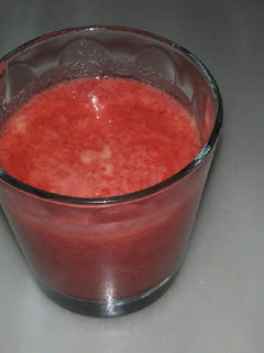 Una foto de Zumo de fresa y manzana