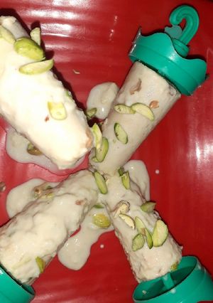 पिस्ता कुल्फी (pista kulfi recipe in Hindi) रेसिपी मुख्य फोटो