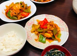 Una foto de Col salteada y cerdo con salsa dulce y picante al wok Japonés Hui Kolow Huíguōròu🇺🇾🇯🇵回鍋肉（ホイコーロー）