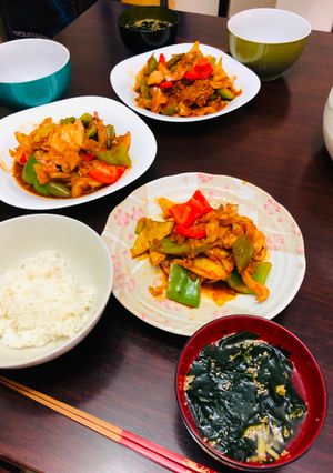 Una foto de Col salteada y cerdo con salsa dulce y picante al wok Japonés Hui Kolow Huíguōròu🇺🇾🇯🇵回鍋肉（ホイコーロー）
