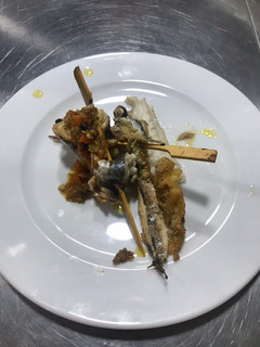 Una foto de Sardinas rebozadas con marinado de limón y jengibre. Y pincho de caballa en escabeche