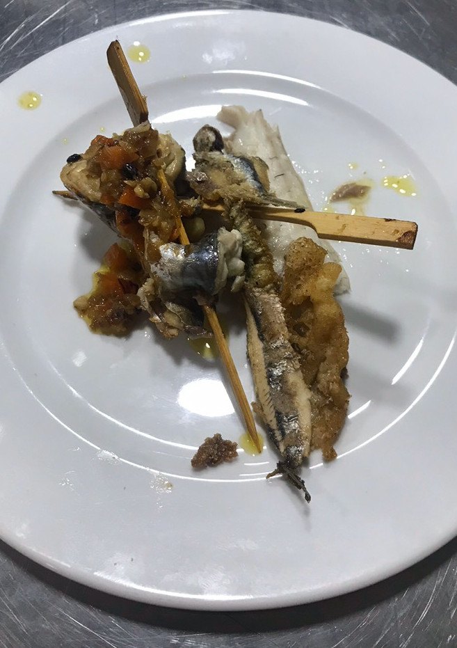 Una foto de Sardinas rebozadas con marinado de limón y jengibre. Y pincho de caballa en escabeche
