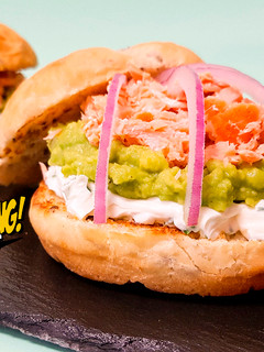 Una foto de Hamburguesa de Salmón con Aguacate