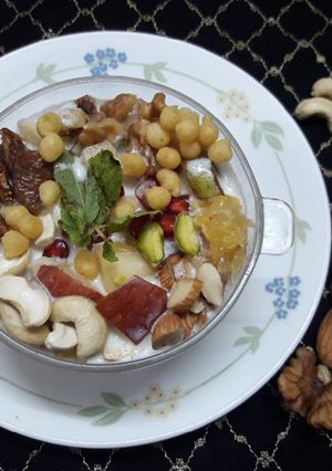 मिक्स फ्रुट बुंदी रायता (mix fruit boondi raita recipe in marathi) रेसिपी चे मुख्य फोटो 