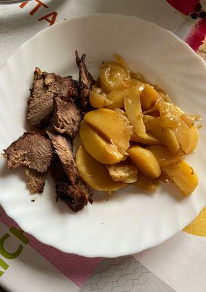 Sült kecske, burgonyás hagymával recept fotója