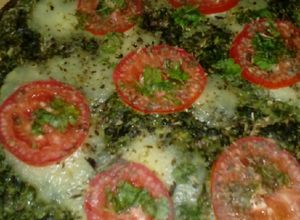 Una foto de PIZZA SALUDABLE Con base de ESPINACA🍕🍕🍸💜💜