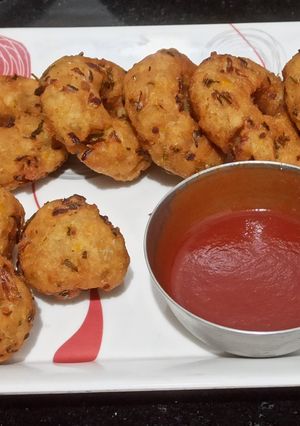 A picture of Poha and bread vada.