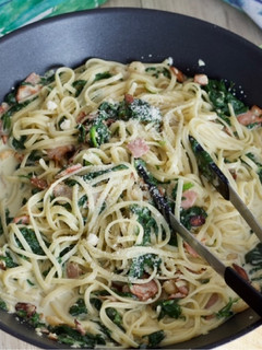 Una foto de Spinach fetuccini alfredo pasta