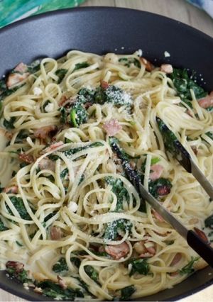Una foto de Spinach fetuccini alfredo pasta