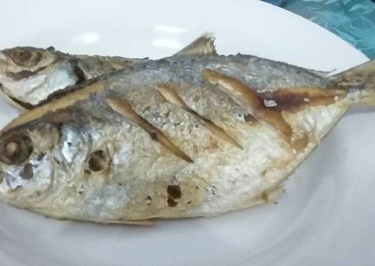 Ikan Kuwe Goreng khas Indonesia