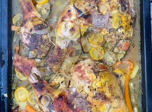 Una foto de Pollo al horno a la cerveza y mostaza con vegetales