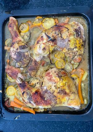 Una foto de Pollo al horno a la cerveza y mostaza con vegetales