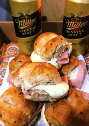 Una foto de Sanwuichitos Calentitos de Jamón y Muzzarella con Pan de semillas👌😋