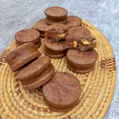 A picture of Alfajores integrales de algarrobo o chocolate y nuez.