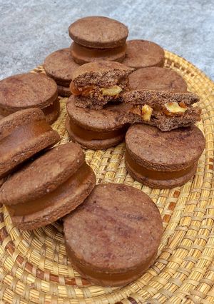 Una foto de Alfajores integrales de algarrobo o chocolate y nuez
