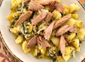 Una foto de Ensalada de patatas con melva o "papas aliñás"