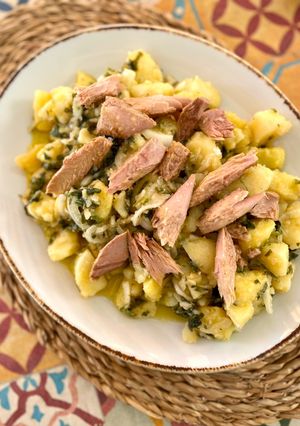 Una foto de Ensalada de patatas con melva o "papas aliñás"