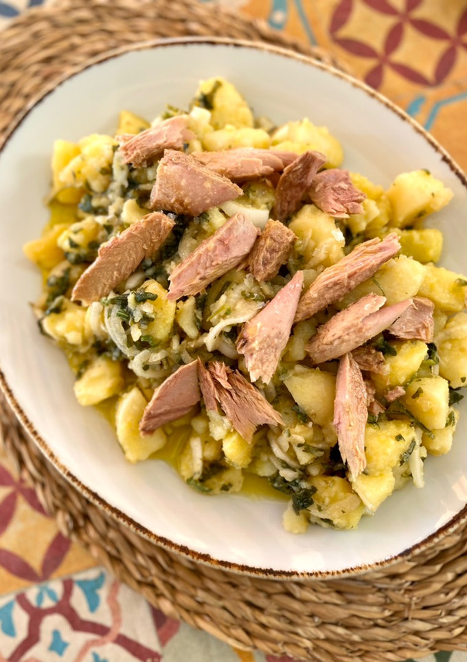 Una foto de Ensalada de patatas con melva o "papas aliñás"