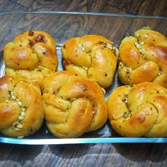 A picture of Cheesy garlic knot buns.