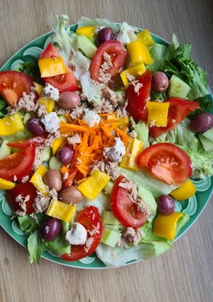 Une photo de Salade composée 🍅🥬🥒🥕🍋