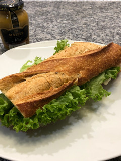 Una foto de Baguette de Pechuga Asada con Mostaza y Miel