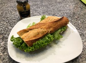Una foto de Baguette de Pechuga Asada con Mostaza y Miel
