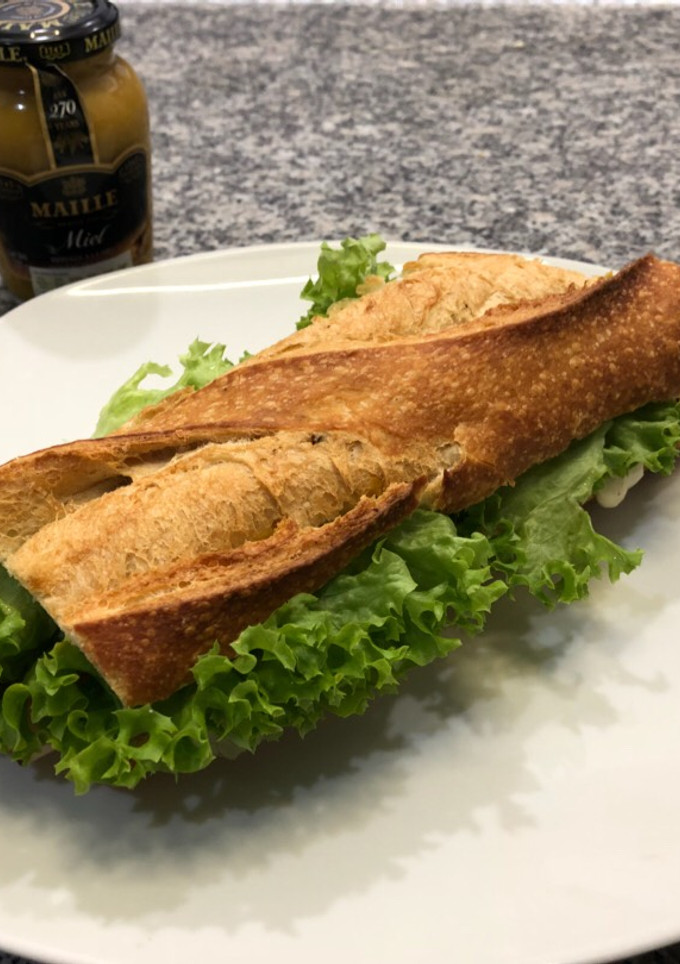 Una foto de Baguette de Pechuga Asada con Mostaza y Miel