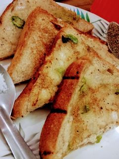 सूजी दही टोस्ट (Suji dahi toast recipe in hindi) रेसिपी मुख्य फोटो