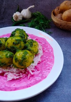 यू पी वाले धनिया आलू विथ बीटरूट डिप(U P WALE DHANIYA ALOO WITH BEETROOT DIP RECIPE IN HINDI)I) रेसिपी मुख्य फोटो