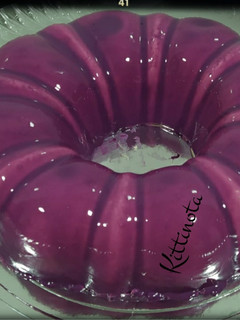Una foto de Mousse de chocolate blanco con glaseado espejo (Thermomix)