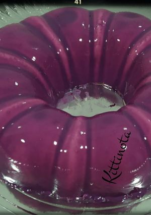 Una foto de Mousse de chocolate blanco con glaseado espejo (Thermomix)