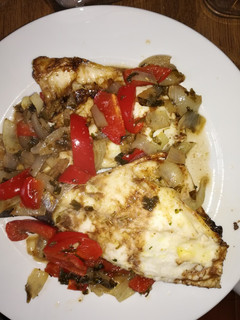 Una foto de Dorada al horno con pimiento y cebolla
