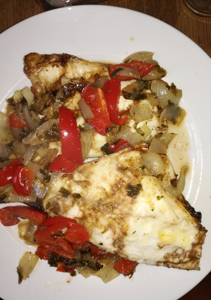 Una foto de Dorada al horno con pimiento y cebolla