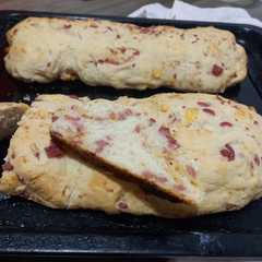 Una foto de Pan relleno de queso 🧀 y salchicha 🤤