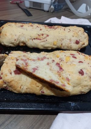 Una foto de Pan relleno de queso 🧀 y salchicha 🤤