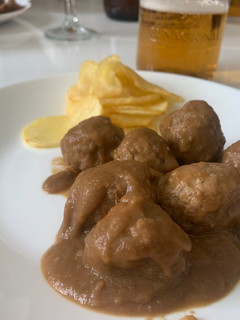 Una foto de Albóndigas caseras con salsa al vino tinto