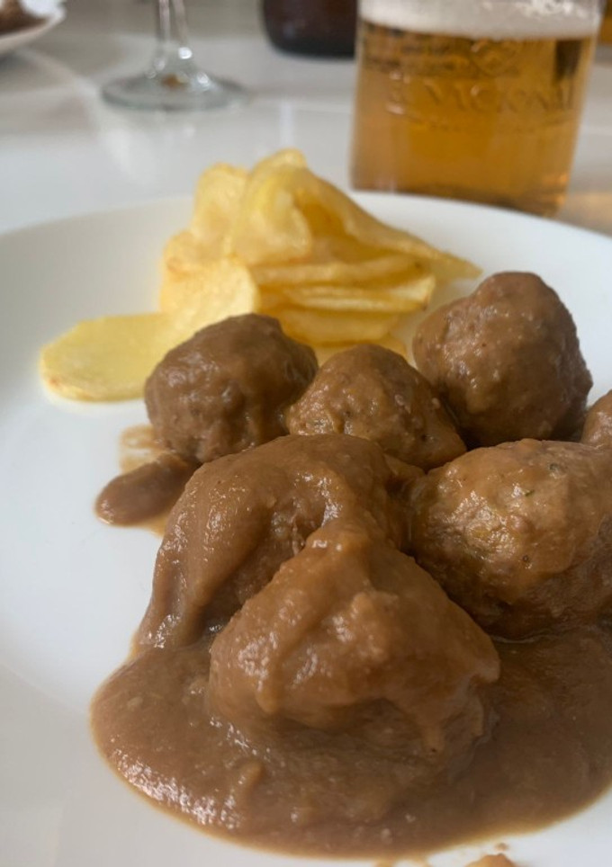 Una foto de Albóndigas caseras con salsa al vino tinto