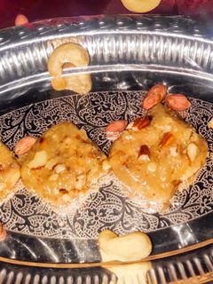 मूंगफल्ली काजू बर्फी (moongfali kaju barfi recipe in Hindi) रेसिपी मुख्य फोटो