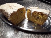 Una foto de glaseado budin de zanahoria