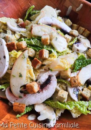 Une photo de Salade de chou frisé cru, champignons de Paris, courgette, pomme