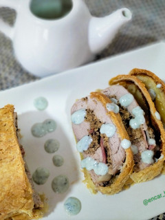Una foto de Solomillo hojaldrado con paté de setas shiitake y anacardos, bacon y salsa de queso azul