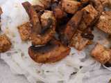 Spaguettis de arroz con tofu y champiñones