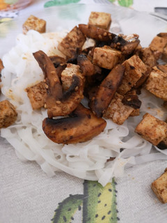 Una foto de Spaguettis de arroz con tofu y champiñones