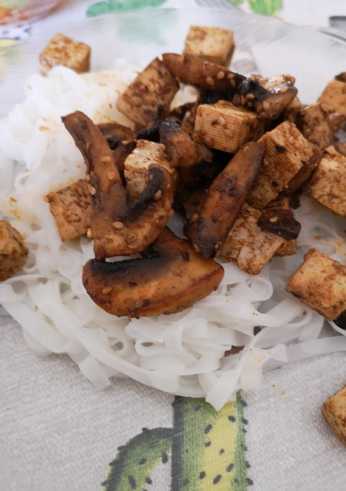 Una foto de Spaguettis de arroz con tofu y champiñones