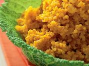 Una foto de carne y bulgur