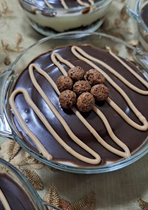 A picture of Cake Cups with Muhallabia and Chocolate.