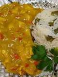 Pollo al curry con timbal de arroz con chauchas