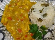 Una foto de pechuga de pollo con arroz